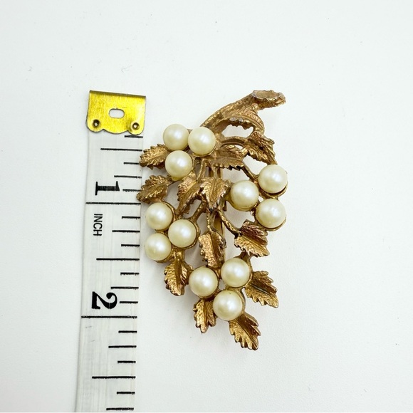 Vintage Gold Tone  Faux Pearls Leaf Grapes Brooch - Picture 6 of 6